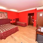 Augustus Hotel *
